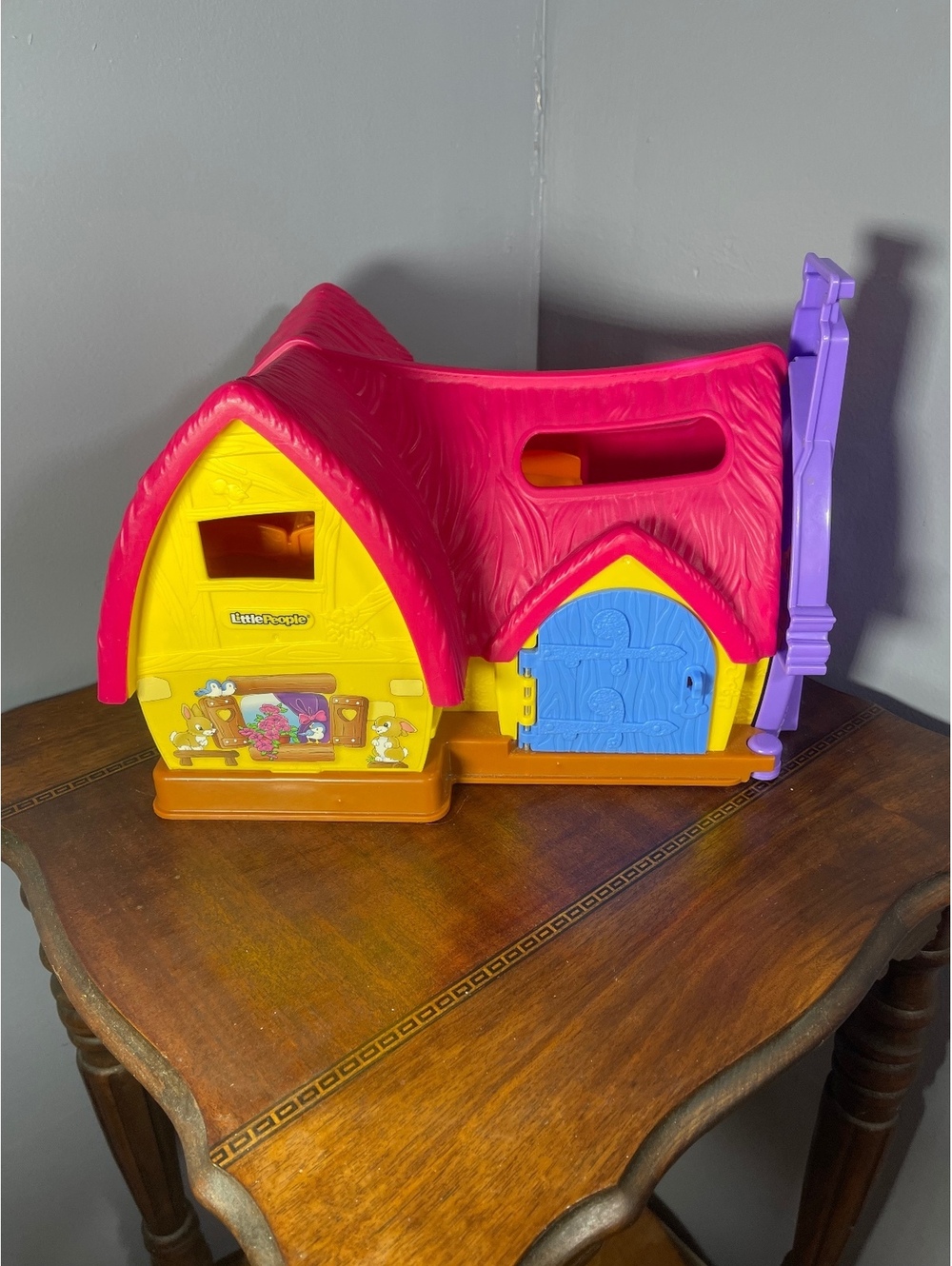 FisherPrice Little People Snow White Cottage 2012 Purple Chimney Works Music